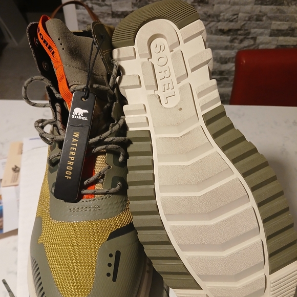 Sorel waterproof Boots - Picture 3 of 3